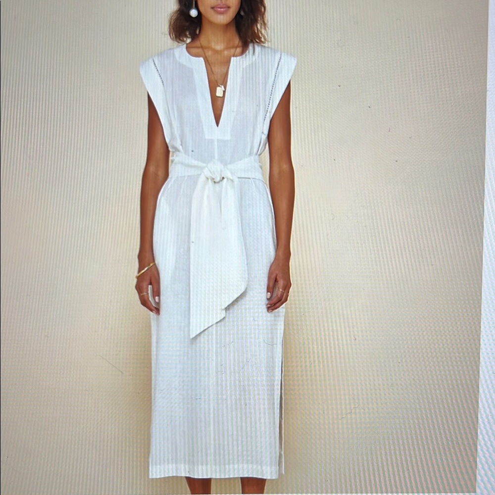 Elegant White Sleeveless Dress - Picture 7 of 8